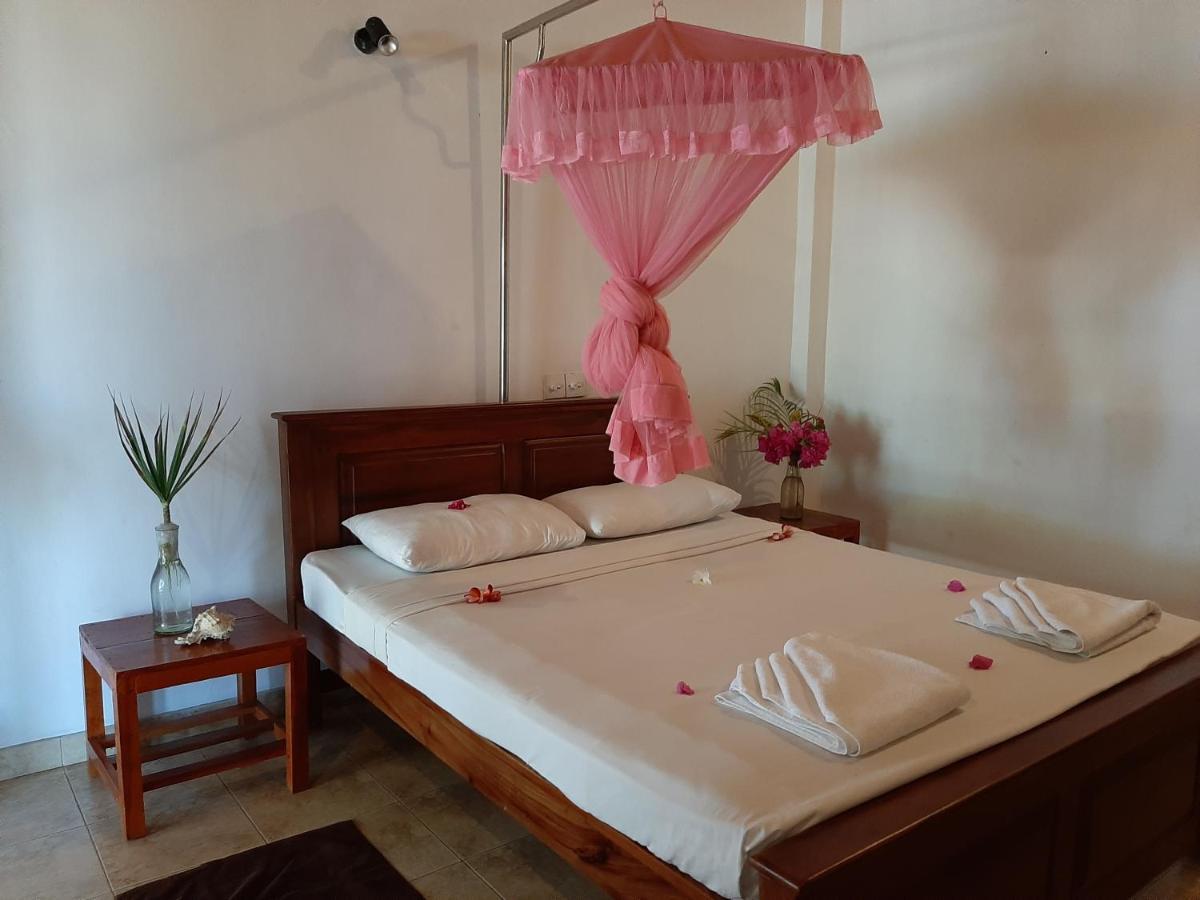 Lobster Beach Hotel Tangalle Esterno foto
