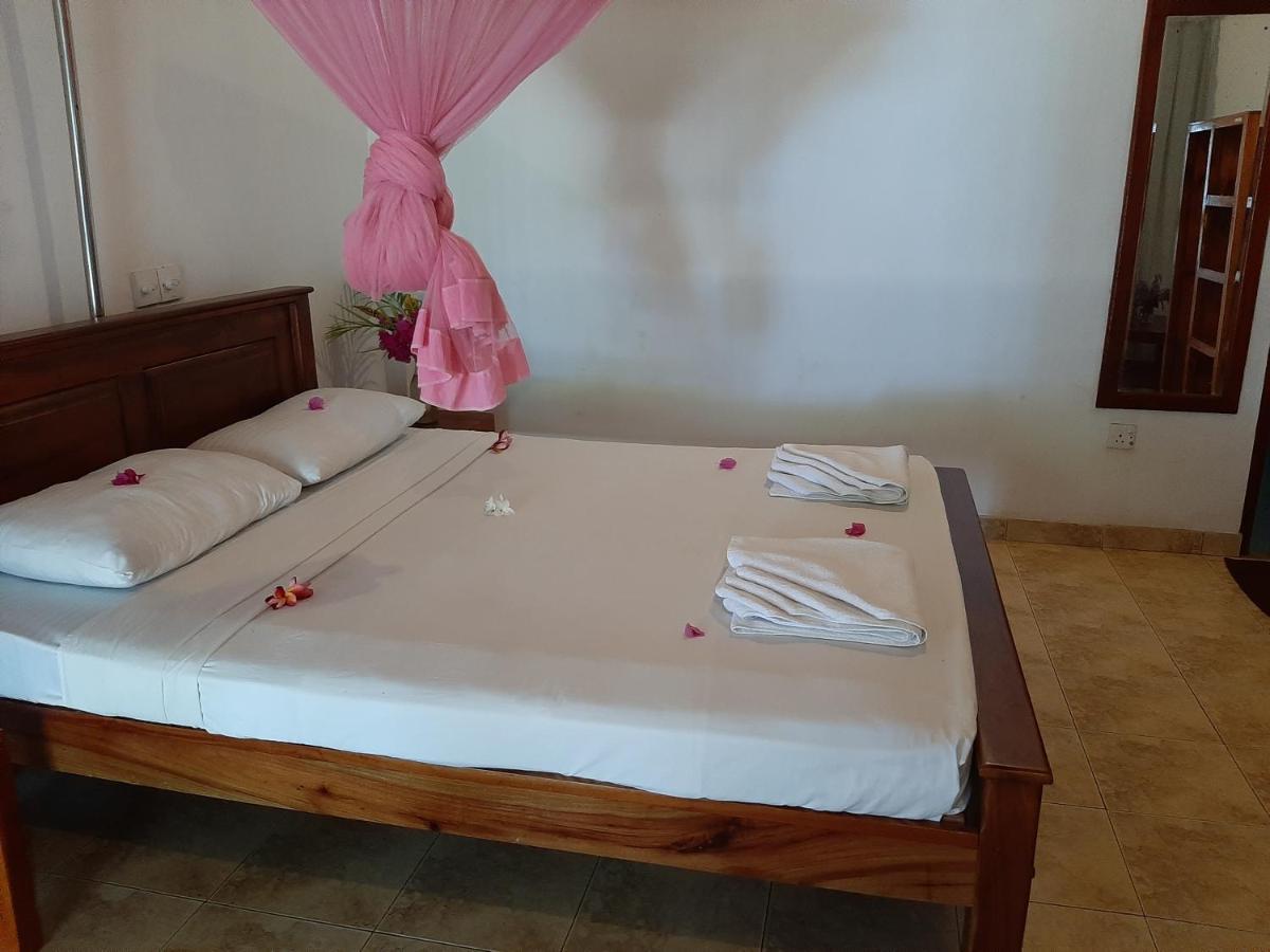Lobster Beach Hotel Tangalle Esterno foto